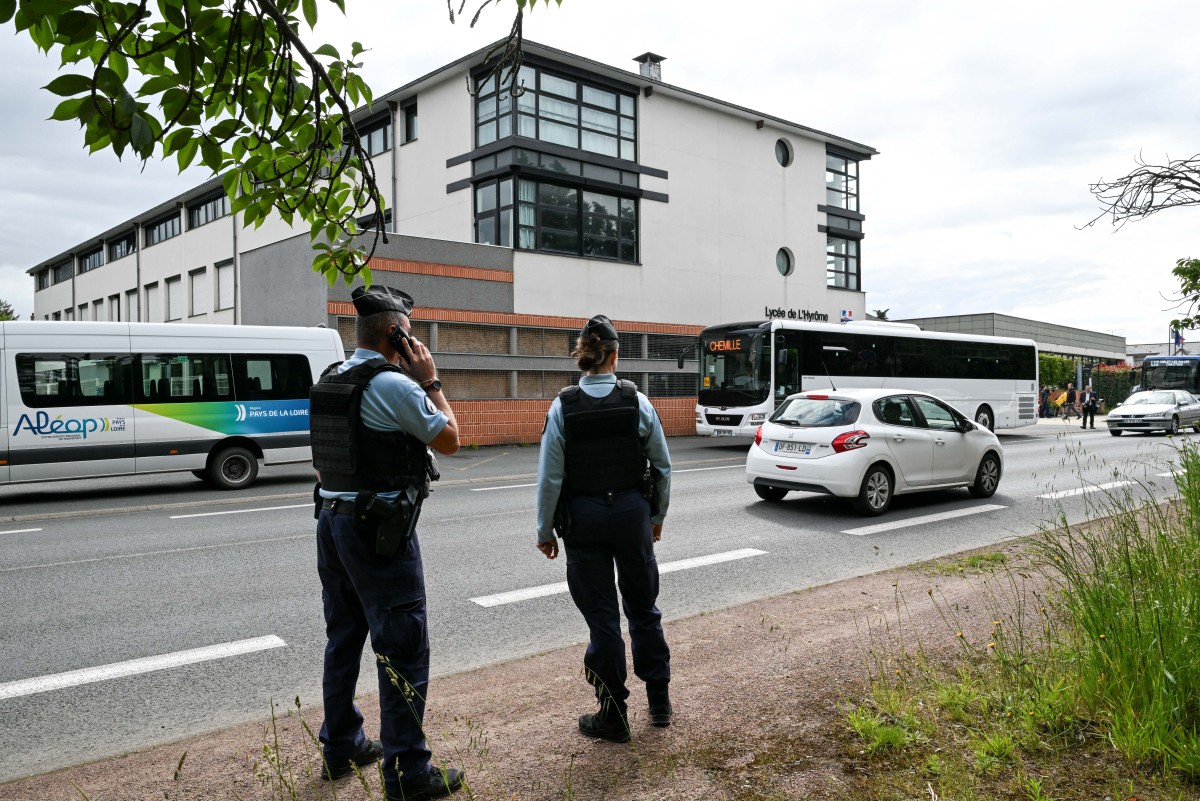 تلميذ غير سعيد طعن معلمته وهرب غربي فرنسا